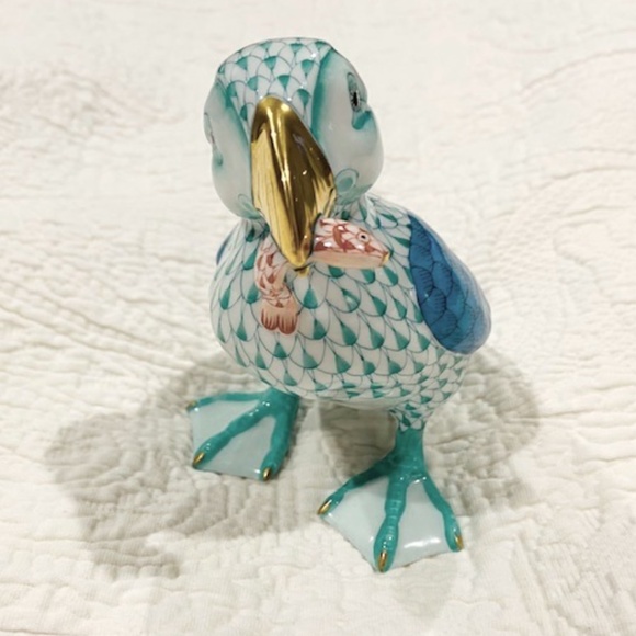 O1-Retired Herend Fishnet Puffin with Fish Figurine - Picture 2 of 8